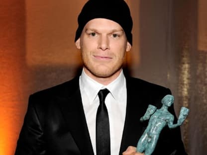 Michael C. Haal mit seinem SAG-Award für seine Rolle in der Serie "Dexter"