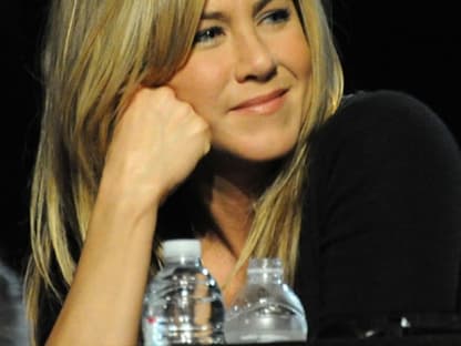 Jennifer Aniston sagte ihrem Freund und Initiator George Clooney sofort zu und nahm am Telefon die Spenden entgegen. Sie selbst spendete 500.000 Dollar