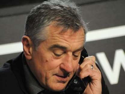 Robert De Niro nimmt telefonisch eine Spende entgegen