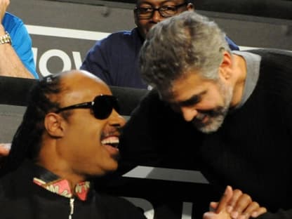 Steve Wonder mit George Clooney