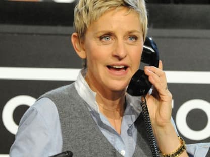 Talkmasterin Ellen DeGeneres nimmt gerade eine Spende entgegen