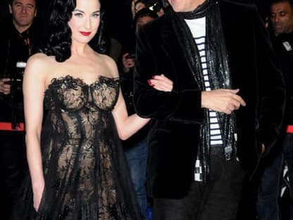 Designer Jean Paul Gaultier hat seine Muse Dita von Teese im Arm