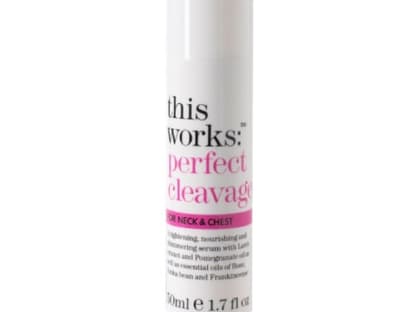 Festigt die Schultern mit Algen-Extrakt: "Perfect Cleavage" von This Works, 50 ml ca. 53 Euro 