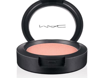 Anschließend trägt man einen Hauch von Rouge auf die Wangenknochen auf, um Frische ins Gesicht zu zaubern. "Office Hours Pro Longwear Blush Stay by me" von MAC, ca. 25 Euro