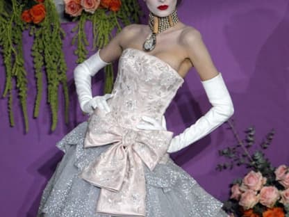 Wie im Märchen! Galliano schickt seine Models im Cinderella-Look über den Catwalk