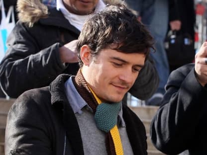 Orlando Bloom verteilt Autogramme an die wartenden Fans