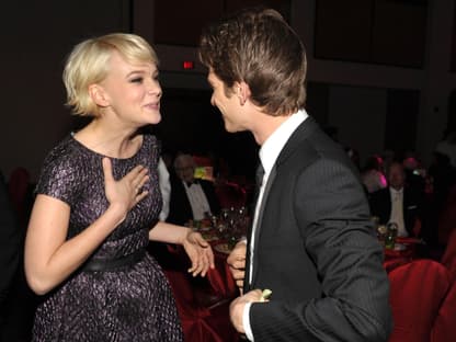 Auf der Bühne überreichte Andrew Garfield Carey Mulligan den "Breakthrough Performance Award" - hinter den Kulissen konnten die beiden sich ganz ungezwungen freuen ...