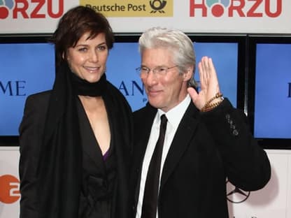 Großartig: Sogar Hollywood-Star Richard Gere ist nach Berlin gereist, um eine Goldene Kamera in Empfang zu nehmen. Im Arm hatte er seine Frau Carey Lowell 