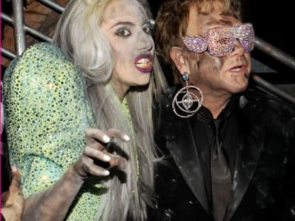 Skurrile Outfits: Lady GaGa und Elton John hinter der Bühne