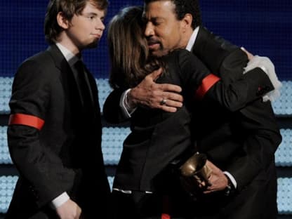 Bewegender Augenblick: Lionel Richie überreicht den beiden älteren Kindern von Michael Jackson eine Auszeichnung für sein Lebenswerk