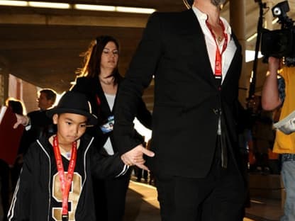 Brad Pitt und Maddox auf dem Weg ins Stadion