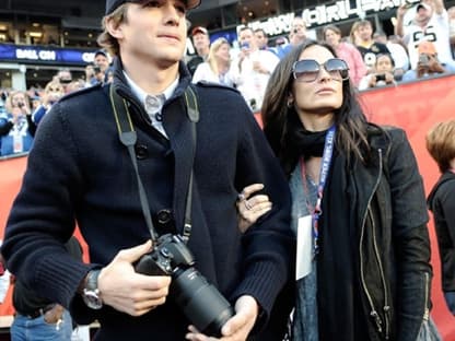 Ashton Kutcher und Demi Moore genießen die einzigartige Stimmung im "Sun Live Stadium" in Miami. Über 80.000 Fans feiern vor Ort das Football-Finale