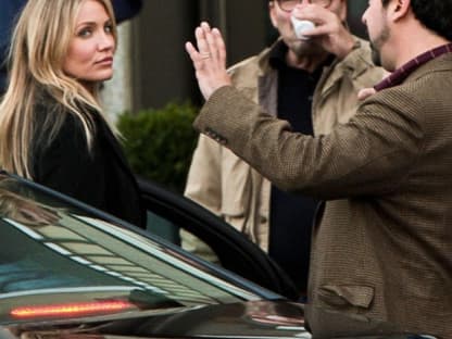 James Mangold erklärt Cameron Diaz den genauen Ablauf der Szene. Der Film "Knight & Day" soll voraussichtlich Anfang Juli 2010 ins Kino kommen