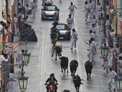 Große Verfolgungsjagd während eines Stier-Rennens in Serville in Spanien. Cameron Diaz muss sich ganz schön an Tom Cruise festhalten