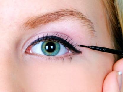 Eyeliner: Nach den experimentellen Lidstrich-Looks der letzten Saison kommt jetzt die klassische, gerade Variante. Die wird mit Kajal oder wie hier bei Conran mit Flüssigliner umgesetzt. Hauptsache schmal, schwarz und nur sanft geschwungen