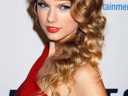 Locken: Auf der Erfolgswelle: Taylor Swift gehörte zu den Abräumern des letzten Jahres. Mit ihrem Hairstyling liegt sie auch jetzt schon ganz weit vorne. Superlange Locken sind der sexy Look 2010!