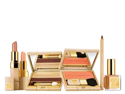 Michael Kors: "Very Hollywood" heißt die limitierte Make-up Kollektion, die der amerikanische Stardesigner Michael Kors für Estée Lauder entwickelt hat. Klassisch und elegant wie seine Mode kommen u. a. Lippenstifte, Lidschatten, Blush, Puder und Nagellack in Beigenuancen, Pfirsich und Braun daher. Gibt%u2018s ab Februar!