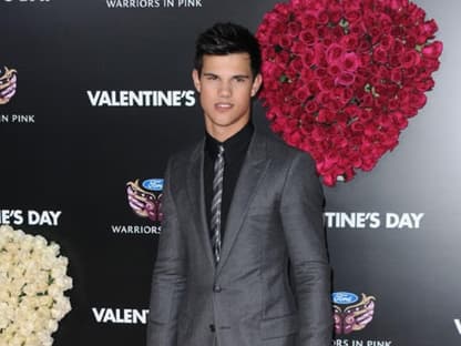 Verliebt oder nicht? "Twilight"-Star Taylor Lautner wurde in letzter Zeit häufig mit seiner Schauspielpartnerin Taylor Swift gesehen. Über den roten Teppich lief er jedoch allein 