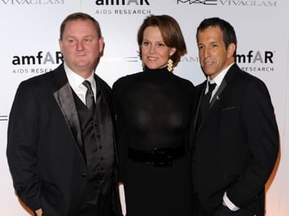 MAC Cosmetics President John Demsey mit Sigourney Weaver und Kenneth Cole