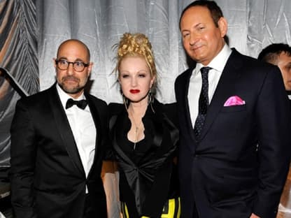 Filmproduzent Stanley Tucci mit Cyndi Lauper und MAC Cosmetics President John Demsey