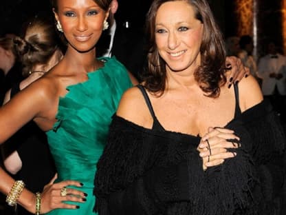 Model Iman setzte mit ihrem eleganten Kleid einen farblichen Akzent. Designerin Donna Karan gefällts