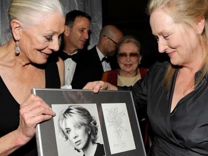 Die Veranstaltung fand in Gedenken an die vor elf Monaten bei einem Skiunfall ums Leben gekommene Kollegin Natasha Richardson statt. Vanessa Redgrave und Meryl Streep mit einem Bild der Verstorbenen