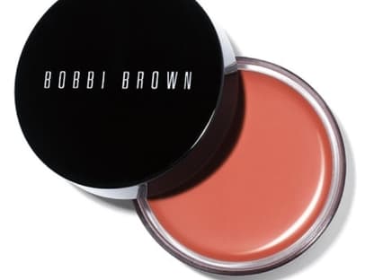 2 in 1: Das Pot Rouge kann als Lippenfarbe oder als Rouge verwendet werden. Pot Rouge Cabo Coral von Bobbi Brown, ca. 24 Euro