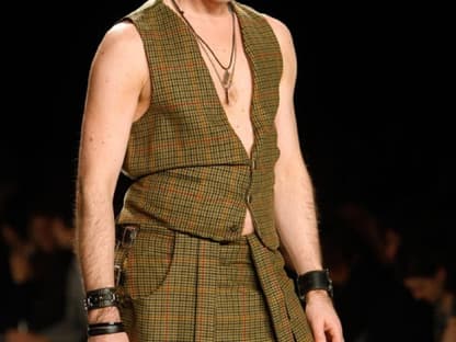 Alan Cumming lief ebenfalls über den Catwalk im Bryant Park. Der Schotte trug - standesgemäß - einen Kilt mit passender Weste