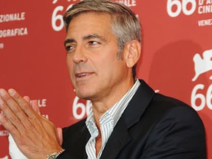 George Clooney ist momentan verletzt. Der Grund: Er hat sich die Hand in einer Autotür eingeklemmt