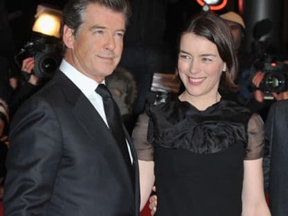 Trotz eisiger Temperaturen können sie noch lachen: Pierce Brosnan mit seiner Kollegin Olivia Williams