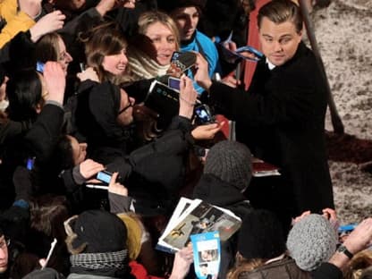 Von Fans umlagert: Leonardo DiCaprio erfüllt jedem einzelenen Fan den Autogrammwunsch