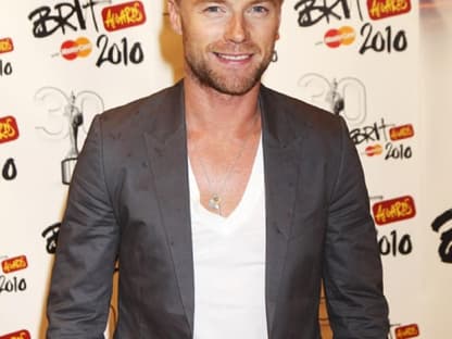 Gut gelaunt zeigte Ronan Keating auf dem roten Teppich in London