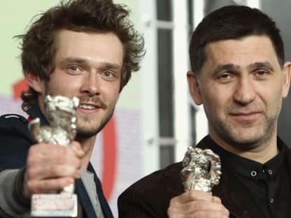 Die beiden russischen Schauspieler Grigory Dobrygin und Sergei Puskepalis freuten sich jeder über einen silbernen Bären als beste Schauspieler für den Film "How I Ended This Summer"