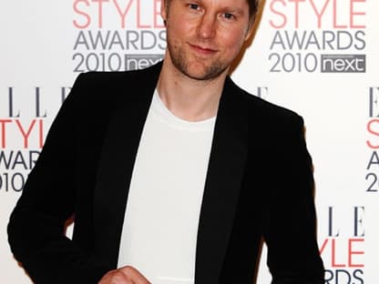 Burberry-Designer Christopher Bailey trägt stolz seine Auszeichnung als "International Desginer" in der Hand