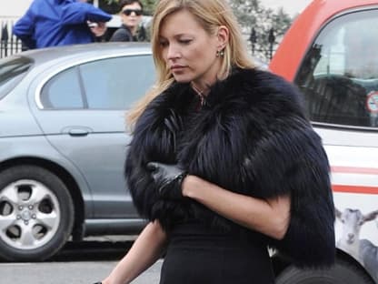 Einer ihrer engsten Freunde hat sich das Leben genommen. Kate Moss ist in großer Trauer. Über ihren Sprecher ließ das Topmodel ausrichten: "Kate ist geschockt und am Boden zerstört über den Verlust ihres geliebten Freundes Lee McQueen. Ihre Gedanken sind in dieser schweren Zeit bei seiner Familie."