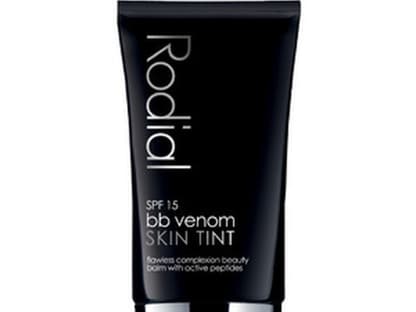 Das ultimative Produkt für einen makellosen Teint: Als Variante der klassischen BB Creme reduziert die zart getönte Feuchtigkeitspflege Falten und lässt die Haut wieder prall und rosig wirken. "BB Venom Skin Tint" von Rodial, 40 ml ca. 38 Euro - erhältlich gleich hier im <a href="http://shop.ok-magazin.de/rodial-gesicht-gesichtscreme-40-0-ml,xcli8t1dmp97q2oh,i">OK-Shop</a>