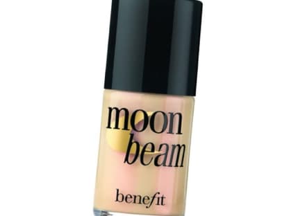 OK!-Tipp: Wer nicht auf Foundation verzichten will, mischt das Schimmer-Fluid einfach darunter. Byrdies Geheimnis  für den perfekten Glow: "Moon Beam" von Benefit, 23 Euro