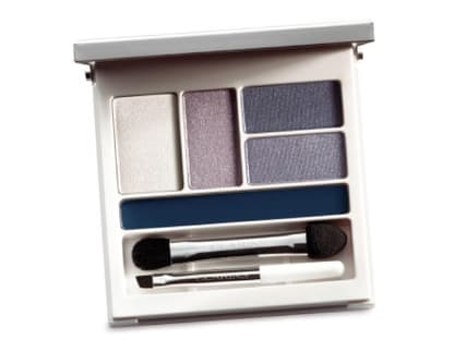 OK!-Tipp: Die Smokey Eyes wirken intensiver, wenn Sie den Lidschatten mit angefeuchtetem Applikator auftragen. Betont ihre Augenfarbe: "Cotton Flower Palette Yeux 4 Ombres & Liner" von Clarins, ca. 43 Euro