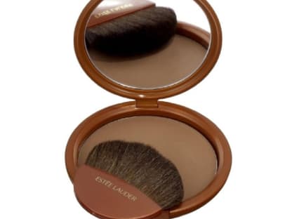 OK!-Tipp: Setzen Sie leichte sommerliche Akzente und betonen Sie nur Wangen, Nase, Kinn und Stirn. Für einen gebräunten Teint: "Bronze Goddess Soft Shimmer Bronzer" von Estée Lauder, ca. 40 Euro 