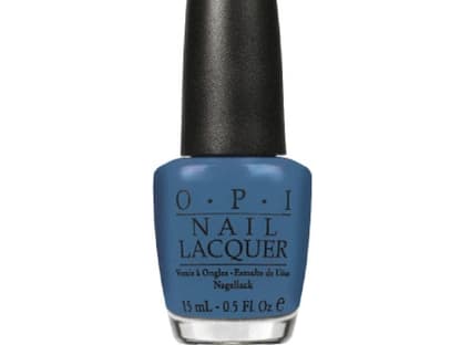 Leuchtende Indigotöne zieren jetzt auch Augen, Mund und Nägel: Nagellack "Suzi Says Feng Shui" von Opi, ca. 16 Euro 