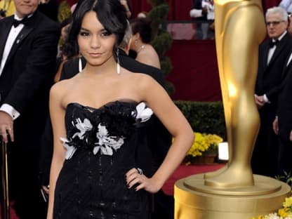 Da machte Zac Efron bestimmt große Augen. Seine Freundin Vanessa Hudgens punktete in einer schwarzen bestickten Robe von Marchesa