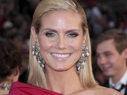 Heidi Klum strahlt mit ihrem Schmuck um die Wette. Aber... weniger wäre bei ihrem Outfit mehr gewesen