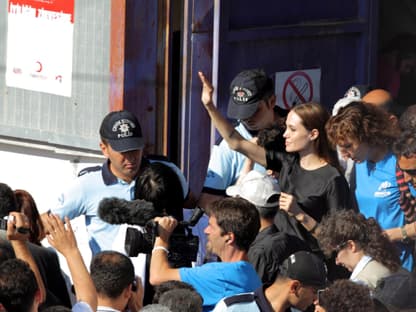 Die UN-Botschafterin bei ihrer Ankunft in Hatay, Türkei am 17. Juni 2011. Sie besucht dort die syrischen Menschen in den Flüchtlingslagern.