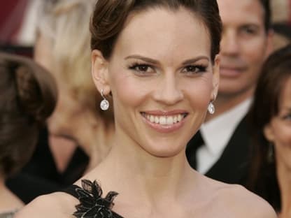 Hillary Swank mag es klassisch. Die Oscar-Gewinnerin trug 2008 eine One-Shoulder-Robe von 