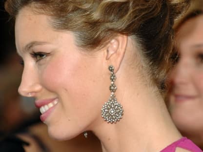 Jessica Biel trug 2007 eine pinke Seidenrobe von Oscar de la Renta. Der Diamantschmuck ist von Neil Lane