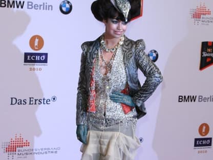 Sängerin Aura Dione präsentiert ihr ausgefallenes Outfit. Ob Sangeskollegin Lady GaGa eine Inspirationsquelle ist?