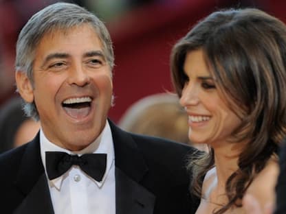 George Clooney hat Spaß mit seiner Freundin Elisabetta Canalis. Leider ging der Schauspieler bei den Oscars aber leer aus. Er war als bester Hauptdarsteller für "Up in the Air" nominiert