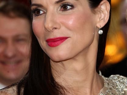 Wunderschön: Sandra Bullock zog mit ihrem Make-up und ihrer Goldrobe vom Designer-Duo Marchesa alle Blicke auf sich