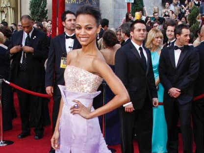 Cooles Outfit: Zoe Saldana trug eine farbenfrohe Robe von Givenchy Haute Couture by Riccardo Tisci 