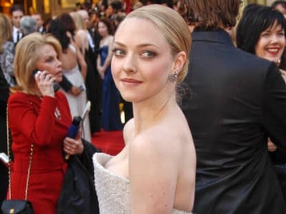 Amanda Seyfried in einer Bustierrobe von Armani Privé, Das Kleid ist mit unzähligen Swaroski-Kristallen besetzt 